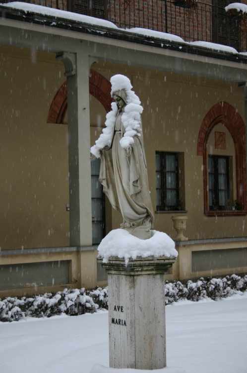 Foto della Madonna nel cortile interno del Duomo